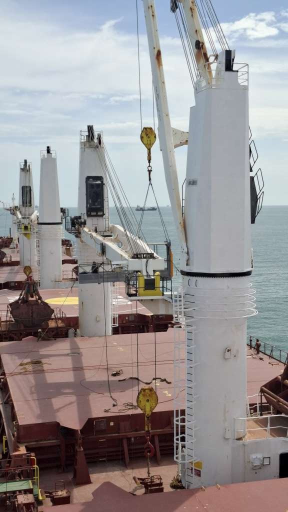 EMB Personenkorb am Bordkran auf Bulkcarrier