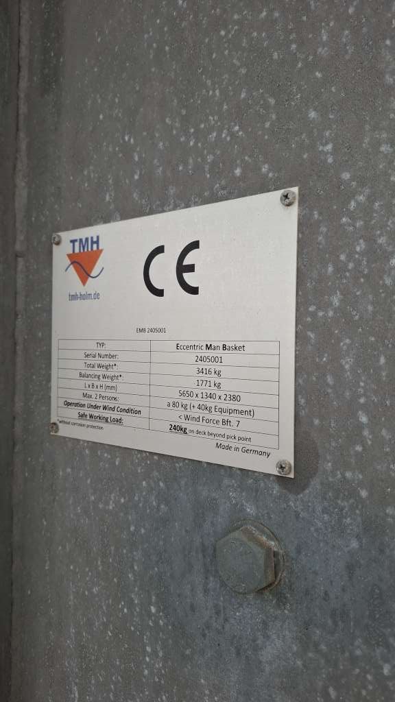 CE-Typenschild am echten Korb mit Seriennummer und Spezifikation